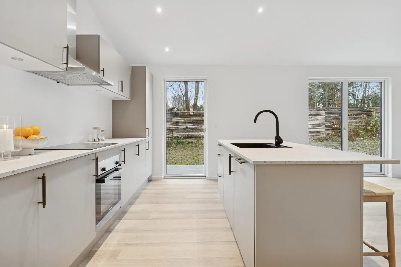 HTH kitchen with island at Esrumhusene